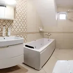 Cozy Loft With Jacuzzi Bath Near Center & Free Street Parking