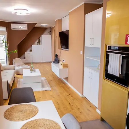 Cozy Loft With Jacuzzi Bath Near Center & Free Street Parking *