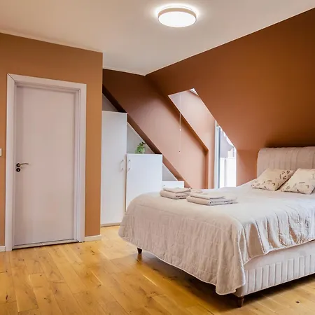 Cozy Loft With Jacuzzi Bath Near Center *